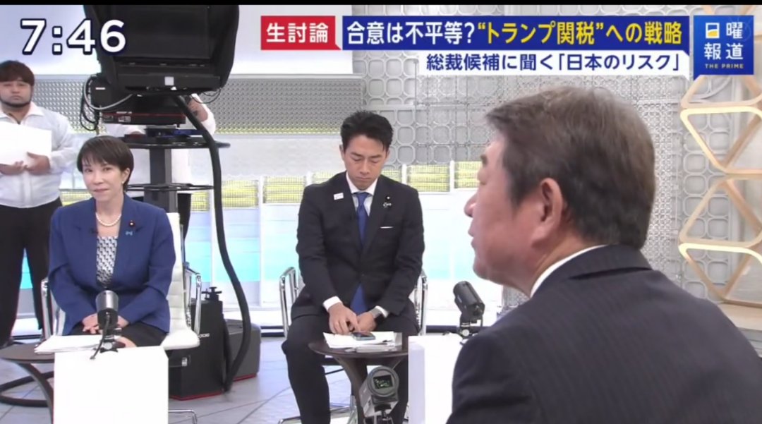 sxzBST's tweet image. 討論番組の生放送中、カンペ、じゃなくてスマホを離さない小泉進次郎

木原誠二さんから「こう答えなさい」ってラインが来てるのかな？🤔
#日曜報道THEPRIME