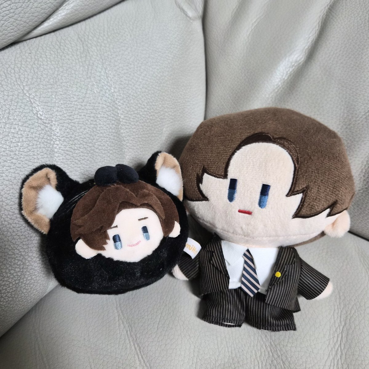 _haedeun's tweet image. #未定事件簿 #미해결사건부 #TearsOfThemis 
🙏백변호사님의 새로운 가족을 구합니다🙏
안녕하세요, 제가 게임을 그만두게 되면서 저희 집에서 함께 있던 두 백변호사님들의 새로운 가족을 구합니다. 둘 다 공식 굿즈이고, 10cm인형은 저도 양도 받았던 거고, 경단은 직접 구매했습니다.