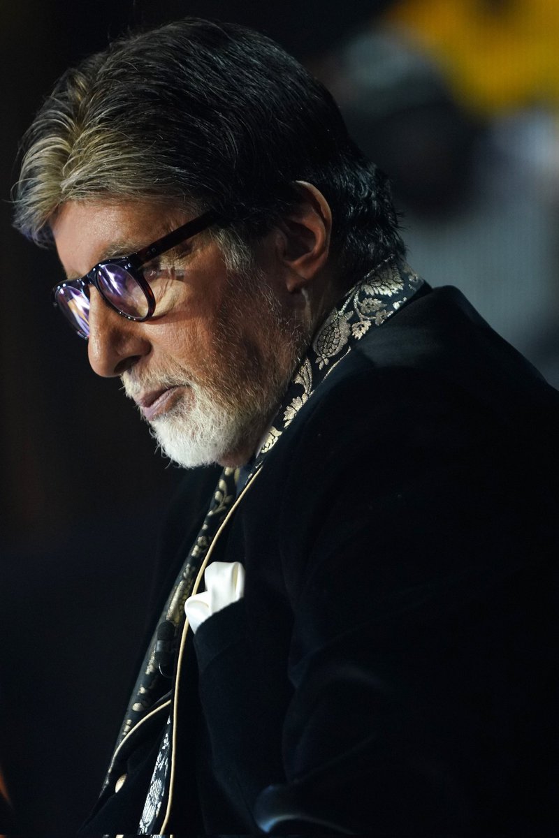 On the sets #KBC17 🔥🔥

Charan sparsh my dear <a href="/SrBachchan/">Amitabh Bachchan</a> sirji🙏

#AmitabhBachchan ji #sonytv
#LongLiveShahenshah