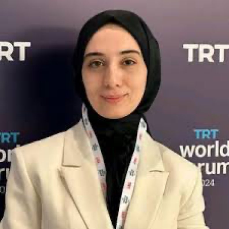 Adı Amal Zaamta.
TRT çalışanı.
Alevilere hakaret etti, aşağıladı, öldürülmelidirler dedi.
Videosunu milyonlar izledi.
Hâlâ
Ne TRT işten attı.
Ne savcılık harekete geçti.
Ne İçişleri bakanlığı açıklama yaptı.