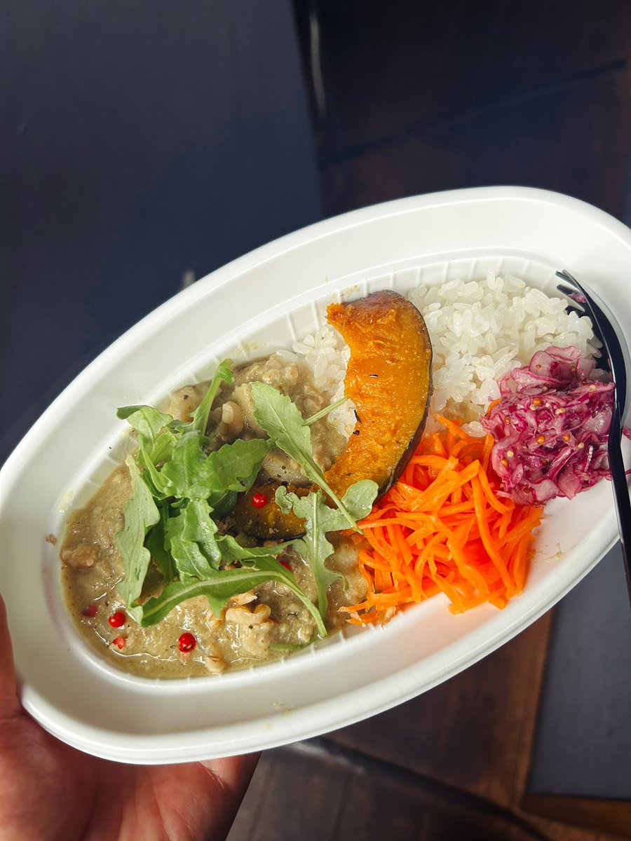 本日の出張出店は北浜Compufunk Records！！
アンビエントとコーヒーのイベントです。

折々スパイスプレートとオヤツ担当しております🍂

たーのしーい！！