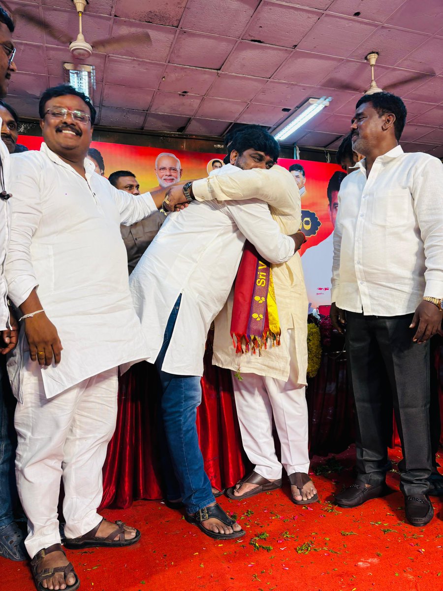 JSPsathishNSK's tweet image. ఆంధ్రప్రదేశ్ ప్రభుత్వం ద్వారా @PawanKalyan గారి ఆశీర్వాదంతో తెలంగాణ మన భాగ్యనగరంలో గల హిమాయత్ నగర్ తిరుమల తిరుపతి దేవస్థానం లోకల్ అడ్వయిజరి కమిటీ చైర్మన్ గా ప్రమాణ స్వీకారం చేసిన @JanaSenaParty @JSPTelangana రాష్ట్ర ఇంచార్జ్ శ్రీ @JSPshankargoud అన్న గారికి అభినందనలు 💐😊