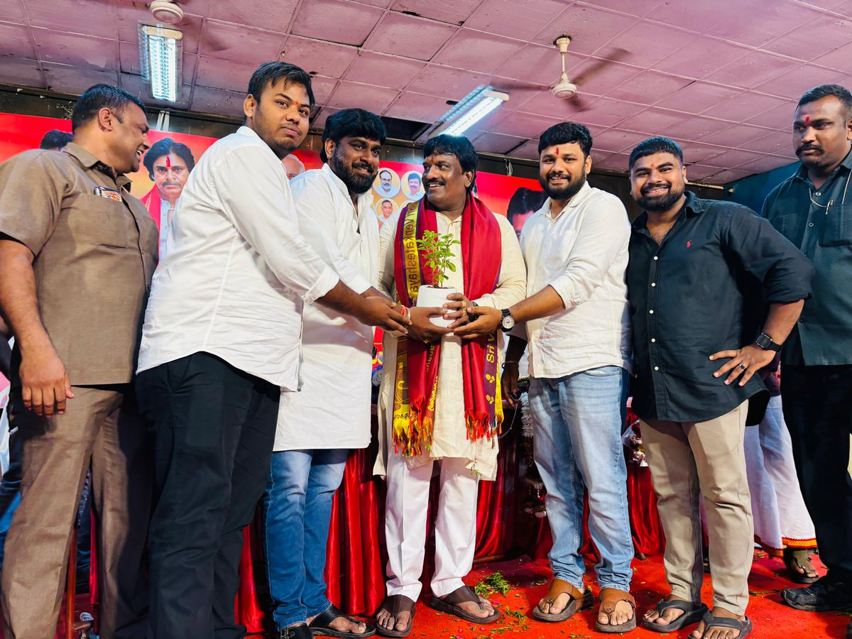 JSPsathishNSK's tweet image. ఆంధ్రప్రదేశ్ ప్రభుత్వం ద్వారా @PawanKalyan గారి ఆశీర్వాదంతో తెలంగాణ మన భాగ్యనగరంలో గల హిమాయత్ నగర్ తిరుమల తిరుపతి దేవస్థానం లోకల్ అడ్వయిజరి కమిటీ చైర్మన్ గా ప్రమాణ స్వీకారం చేసిన @JanaSenaParty @JSPTelangana రాష్ట్ర ఇంచార్జ్ శ్రీ @JSPshankargoud అన్న గారికి అభినందనలు 💐😊