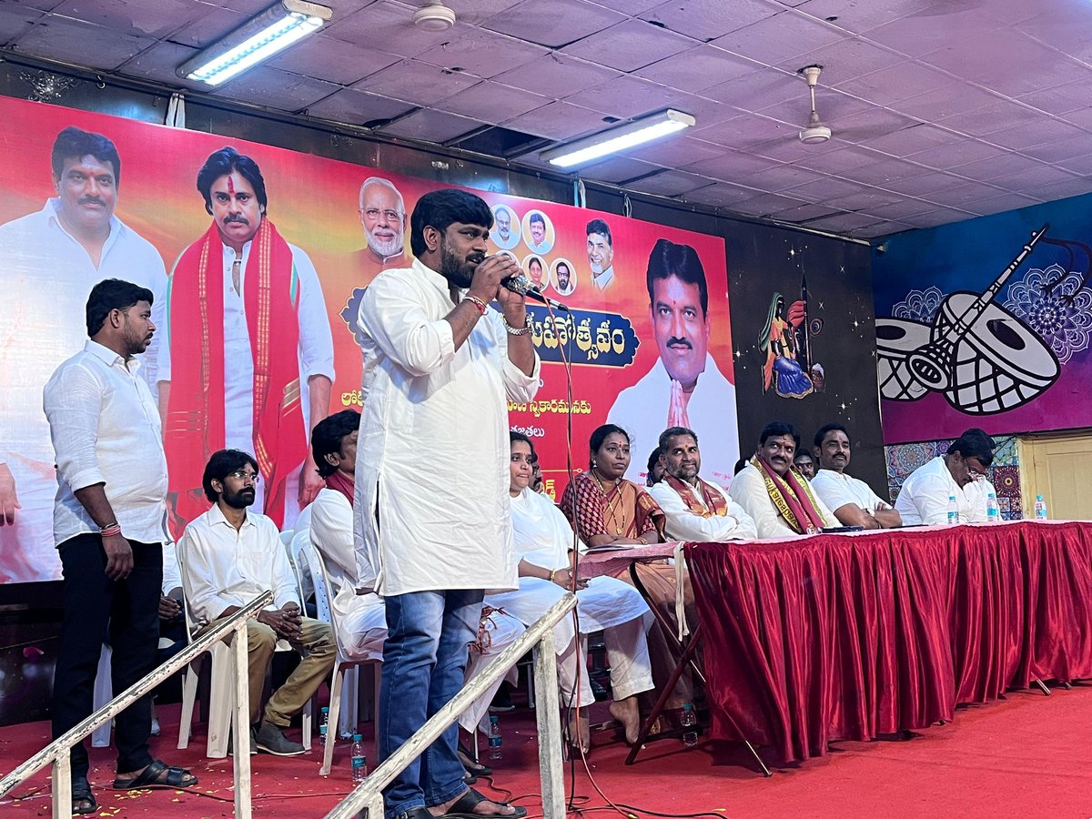 JSPsathishNSK's tweet image. ఆంధ్రప్రదేశ్ ప్రభుత్వం ద్వారా @PawanKalyan గారి ఆశీర్వాదంతో తెలంగాణ మన భాగ్యనగరంలో గల హిమాయత్ నగర్ తిరుమల తిరుపతి దేవస్థానం లోకల్ అడ్వయిజరి కమిటీ చైర్మన్ గా ప్రమాణ స్వీకారం చేసిన @JanaSenaParty @JSPTelangana రాష్ట్ర ఇంచార్జ్ శ్రీ @JSPshankargoud అన్న గారికి అభినందనలు 💐😊