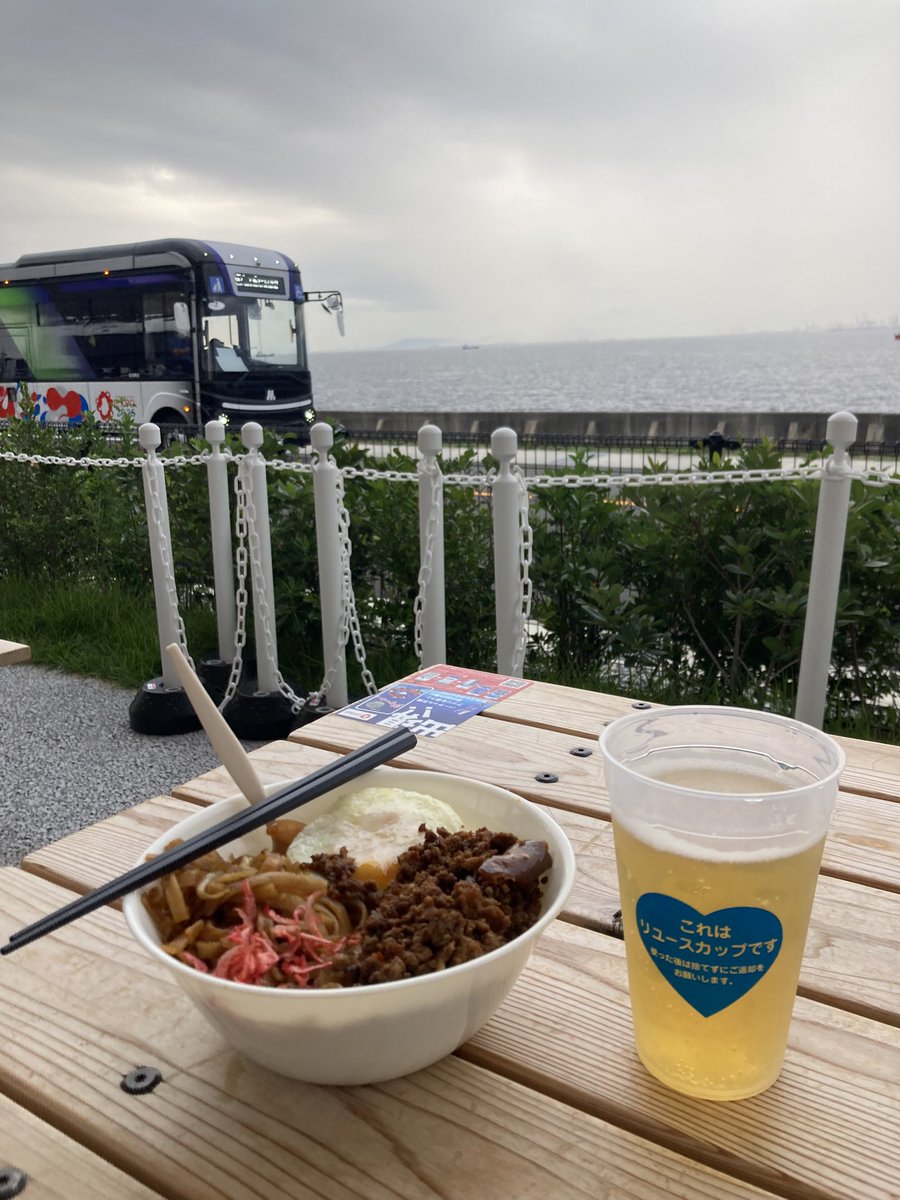 未来の都市→サンセットビアテラス🌇
曇っててキレイな夕陽とはいかなかったですが、お酒飲みながら良いひと時を過ごせました😁🍺
19時から石黒先生シグネチャー取ったので、その間海外パビ1つと花火と行きます！