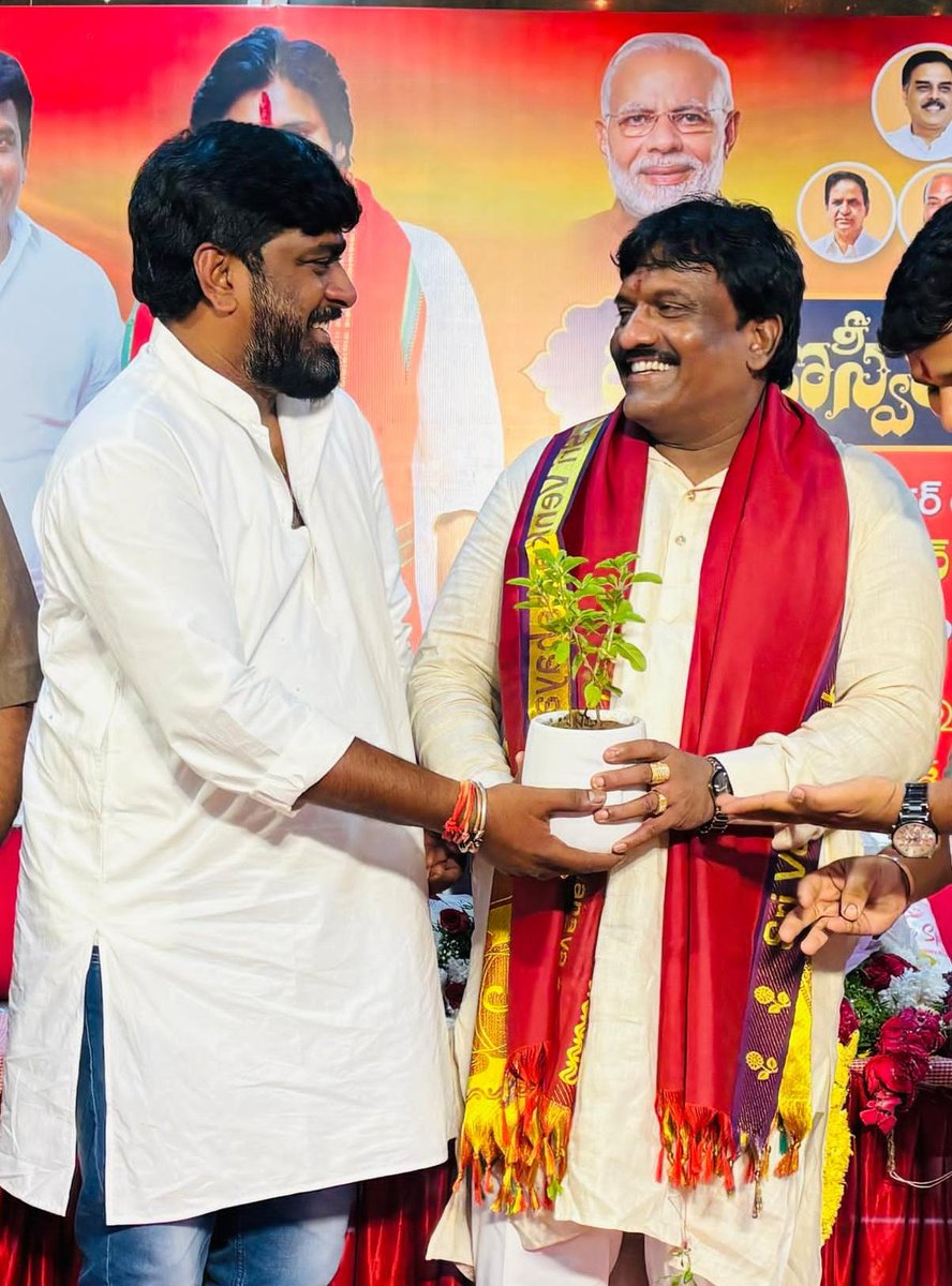 JSPsathishNSK's tweet image. ఆంధ్రప్రదేశ్ ప్రభుత్వం ద్వారా @PawanKalyan గారి ఆశీర్వాదంతో తెలంగాణ మన భాగ్యనగరంలో గల హిమాయత్ నగర్ తిరుమల తిరుపతి దేవస్థానం లోకల్ అడ్వయిజరి కమిటీ చైర్మన్ గా ప్రమాణ స్వీకారం చేసిన @JanaSenaParty @JSPTelangana రాష్ట్ర ఇంచార్జ్ శ్రీ @JSPshankargoud అన్న గారికి అభినందనలు 💐😊