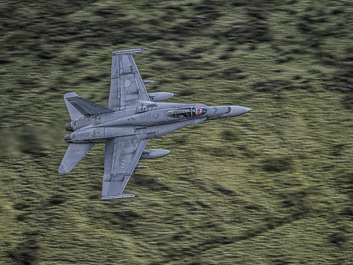 StephenHBPE3's tweet image. The Canadians 🇨🇦 piloting their F18 Super Hornets through Spur on Tuesday 23/09/2025 at Mach Loop.
Absolutely Superb 

#machloop #F18 #Spur