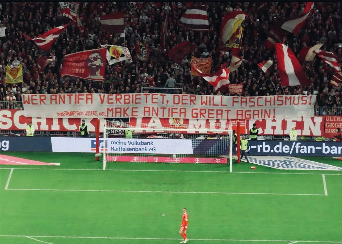 Die Fans von Bayern München mit einer eindeutigen Botschaft - direkt hinter dem Tor, damit es alle im Fernsehen sehen: "Wer Antifa verbietet, der will Faschismus! Fuck Trump, Fuck Wilders and ... Make Antifa great again!"