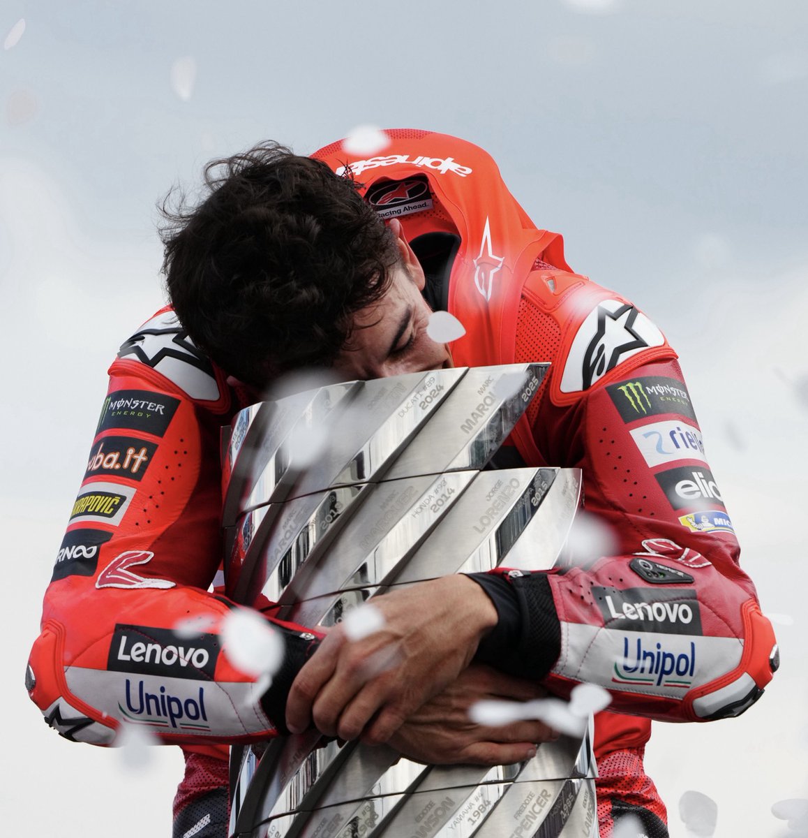 👑 Marc Márquez est CHAMPION DU MONDE MotoGP 2025 ! 👑
Il remonte au sommet avec son 7ème titre #MotoGP ! 📈