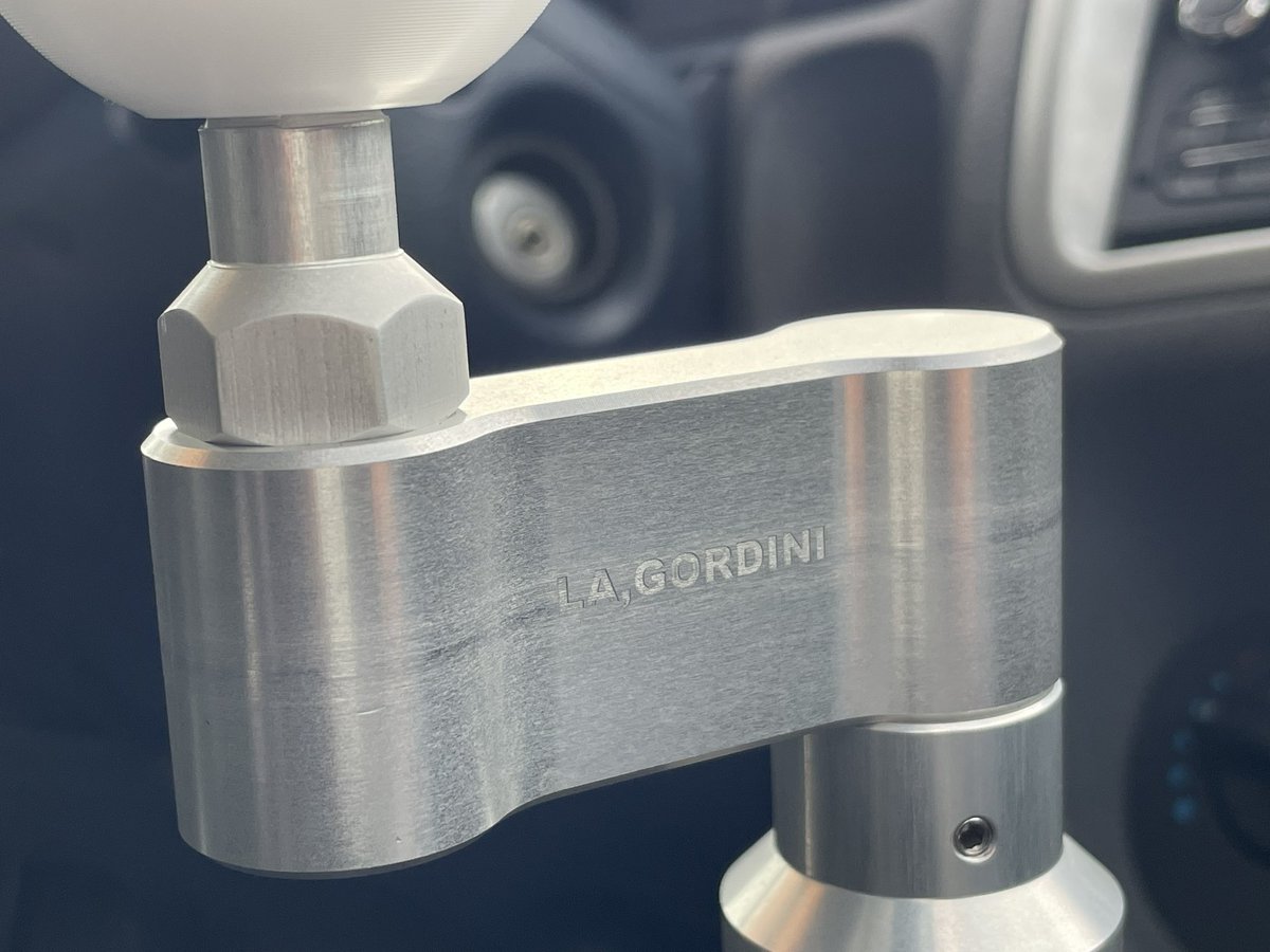 la_gordini's tweet photo. 当社オリジナルパーツ、
【RenMax オフセットシフトノブ】取付✨
クリオV6やクリオRSでフルバケを装着した方、シフトノブが遠くなってしまうストレスを解消!
アルミ削り出しでドレスアップ効果もバッチリ👌
詳細はコチラ↓↓
https://t.co/ROq6JiS34w
#renault
#cliov6
#cliors https://t.co/D0NniIsh2X