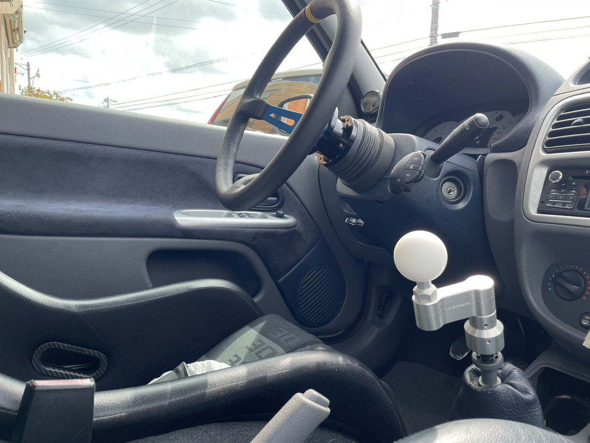 la_gordini's tweet photo. 当社オリジナルパーツ、
【RenMax オフセットシフトノブ】取付✨
クリオV6やクリオRSでフルバケを装着した方、シフトノブが遠くなってしまうストレスを解消!
アルミ削り出しでドレスアップ効果もバッチリ👌
詳細はコチラ↓↓
https://t.co/ROq6JiS34w
#renault
#cliov6
#cliors https://t.co/D0NniIsh2X