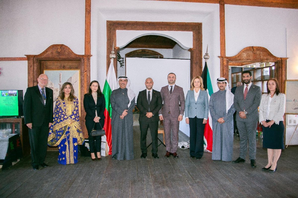 kuwaitembsofia's tweet photo. أقامت السفارة فعالية ثقافية بعنوان (يوم كويتي في مدينة كارلوڤو) ألقى خلالها سعادة السفير غازي الفضلي كلمة تضمنت توضيح أهمية الثقافة والدبلوماسية الثقافية في تقريب الشعوب وعرض التراث والتقاليد الكويتية وذلك بحضور جمهور كبير يتقدمهم مسؤولين من وزارات الثقافة والخارجية وأعضاء برلمان https://t.co/7NsYlcLkfG