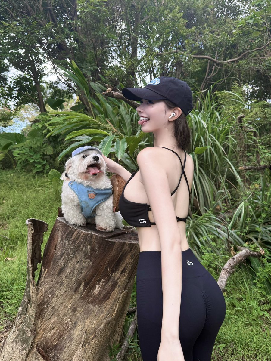 Out here flexin’ our tongues😋🐶 https://t.co/X5nWKziiAf