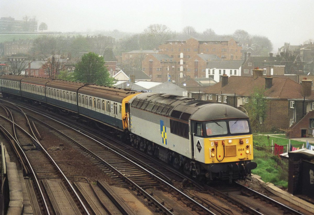 beeranddiesels's tweet image. Railfreight Construction liveried Class 56 56064 passing through Rochester in 1991 with a &apos;4 Com&apos; EPB for scrap. #Class56 #EPB @epbpg