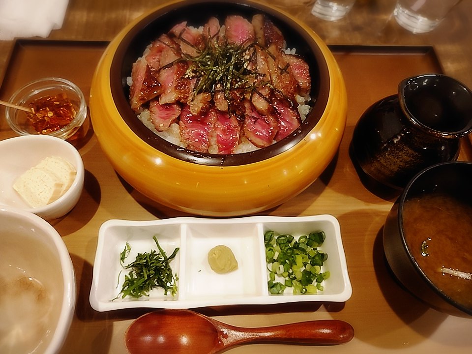 N8ewWfVUZrfIdw9's tweet photo. 飛騨牛にぎり、飛騨牛ひつまぶしです！ https://t.co/7M1hKQs7Bi