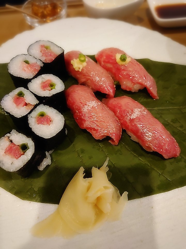 N8ewWfVUZrfIdw9's tweet photo. 飛騨牛にぎり、飛騨牛ひつまぶしです！ https://t.co/7M1hKQs7Bi