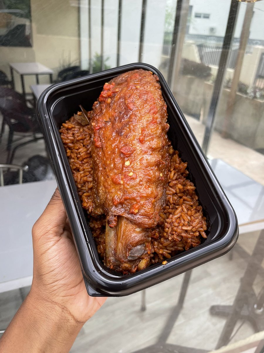 thechefkabs's tweet image. Nothing beats Chef Kabs Jollof Rice + Chicken on a Sunday ,especially when it’s paired with our refreshing OSD mocktails 🥂✨.

Good food, good drink, good vibes. That’s how Sundays should be. ❤️

#chefkabs #sundaymenu #bestjollofinibadan