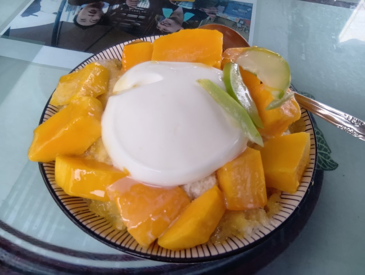 念願の！
マンゴー杏仁かき氷です！
追いマンゴーソース２回目も来てくれました（笑）