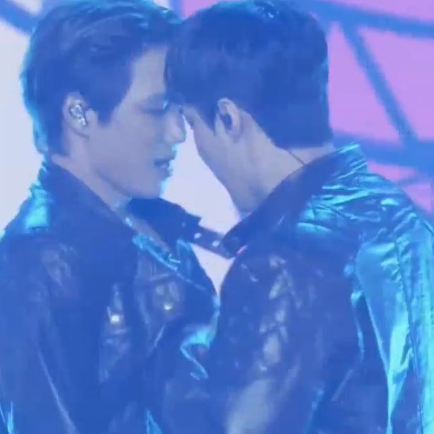 ohsenh's tweet photo. NOW KISS https://t.co/KtAgqkSouK