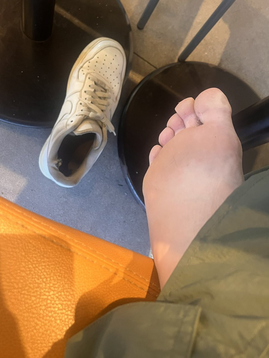 素足履き脱がなくても臭い上がってくるし中敷きべっちゃべちゃでやばい