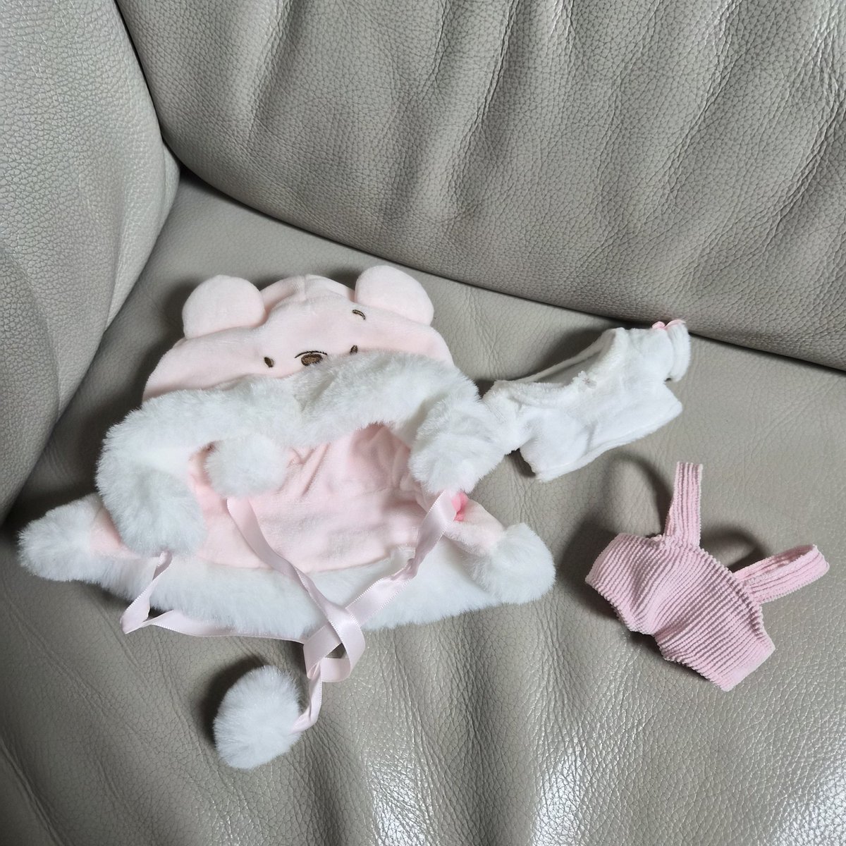 _haedeun's tweet image. #10cm인형옷 #10cm인형 #인형옷양도
10cm 인형옷 분홍 곰돌이푸 세트 무료 양도합니다.
셔츠, 바지, 망토 세트입니다.
택배비만 부담해주시면 무료 양됴 드리려고 합니다.
댓글이나 DM 남겨주세요. 감사합니다.