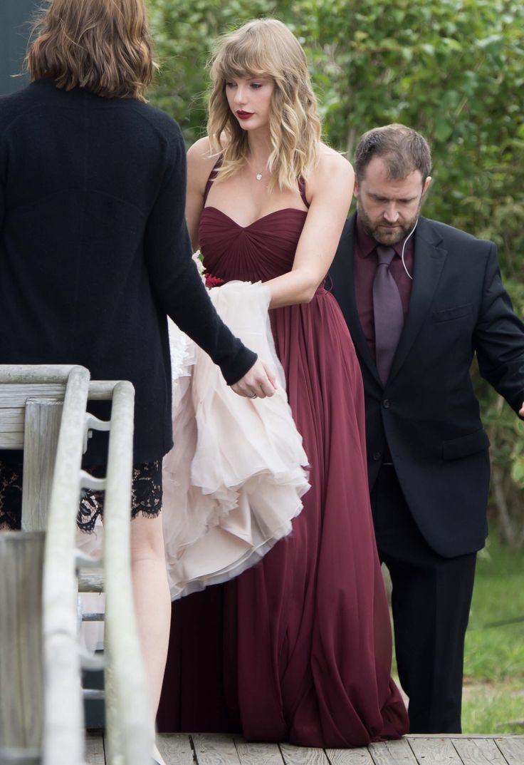 JhumKaLogic's tweet image. Taylor Swift showing up as the prettiest bridesmaid at Selena &amp;amp; Benny’s wedding??? My heart can’t take this crossover 🥹✨ From besties on stage to besties at the altar — this is Friendship Goals in its purest form. 
#SelenaXBenny #SwiftieMagic #SelenaGomez #selenagomezwedding…