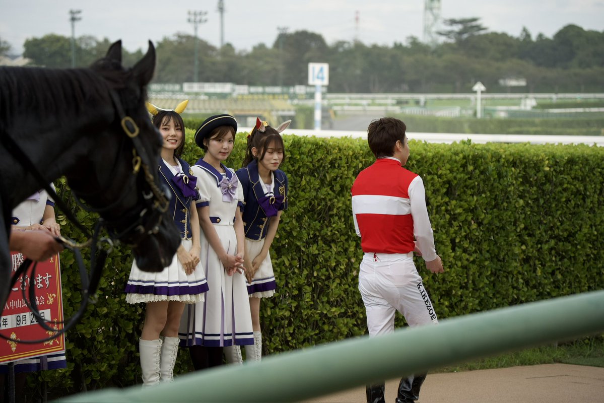 kmdgvjdag's tweet image. これは勝ったのが我が君だったと気づいて「デュ！」と？なっている野木さん　#ウマ娘 #中山馬主協会　#中山競馬場