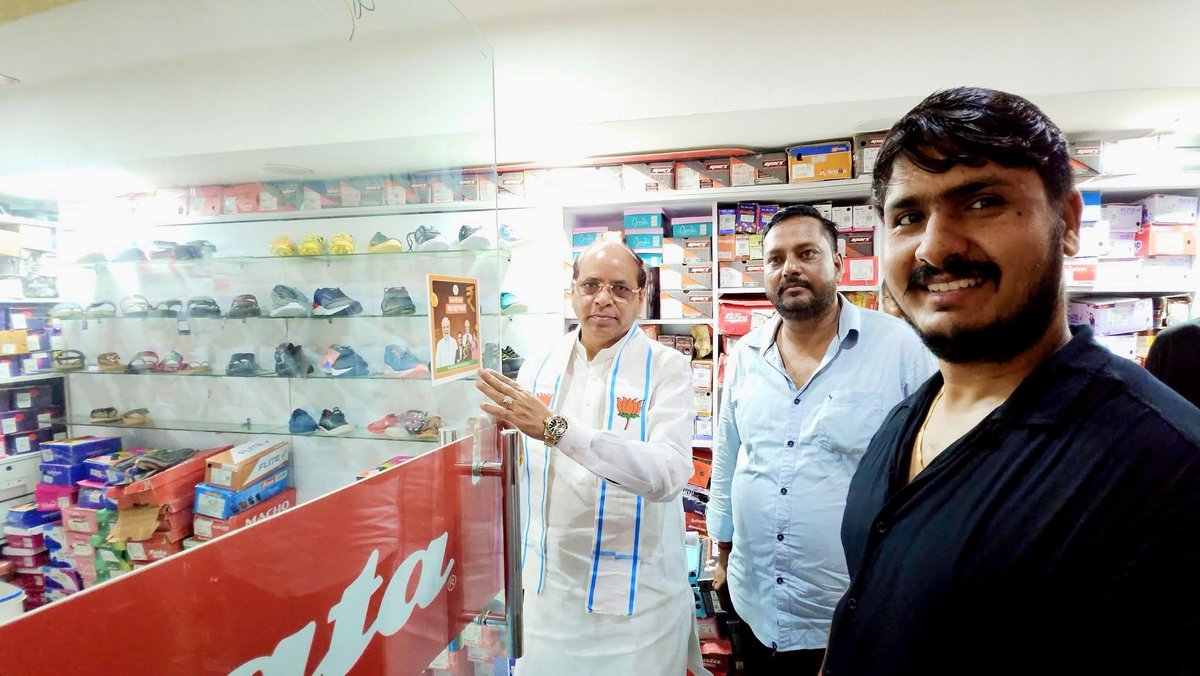 Satendraupbjp's tweet image. जनपद गाजियाबाद महानगर के वेव सिटी, सेक्टर-3 Glariya Market में #GSTBachatUtsav के अंतर्गत व्यापारियों व दुकानदारों से मुलाक़ात कर #NextGenGSTReforms पर चर्चा की एवं उन्हें शुभकामनाएं दी।
सभी से स्वदेशी सामानों के प्रचार-प्रसार व बिक्री का आग्रह किया।