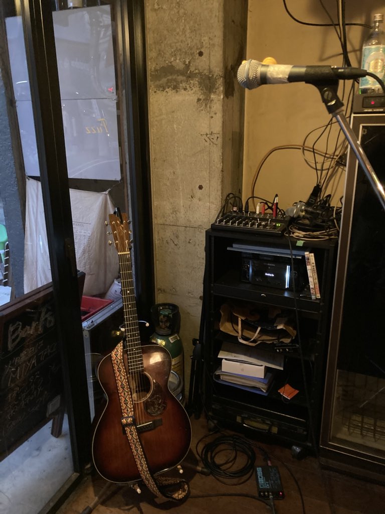 MarqhoFND's tweet photo. 今夜はヒラ音楽団のライブ！
18時オープン19時スタート
投げ銭です！
21時以降は通常バータイム、お待ちしております〜！ https://t.co/reB2D7Uvh0