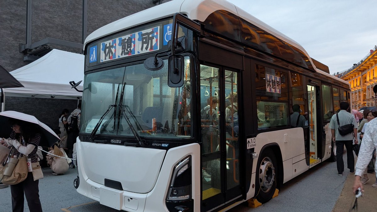 ミャクミャクハウス近くのバス休憩所がラッピング剥がされてる
ちょっと前までシティバス柄だったのに