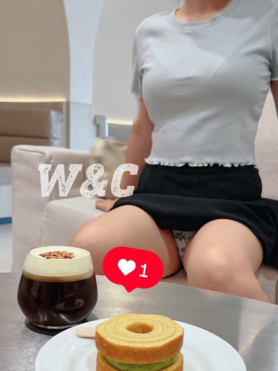 推友推薦的咖啡廳
裝潢挺不賴的～
廁所也很乾淨
剛到沒多久C就自己去拍了張照片
會有人想看嗎😛

#台中探店系列
#現在都改看這種裝潢🤣