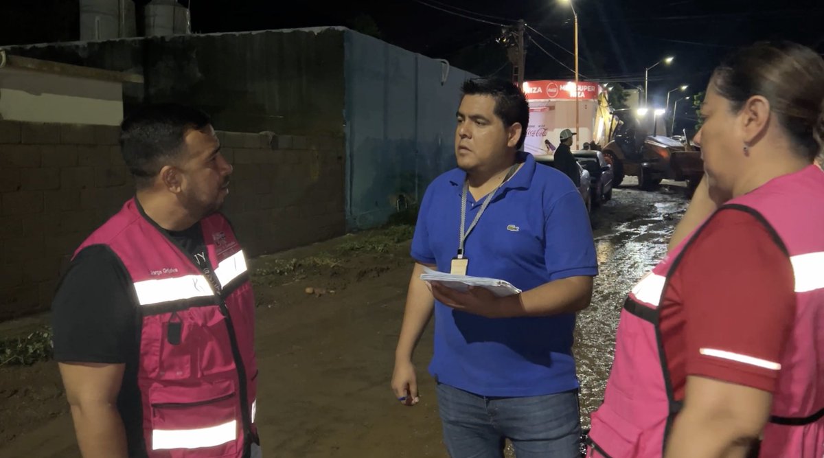 Hoy realizamos un recorrido para supervisar los daños ocasionados por la intensa lluvia registrada en Guaymas y San Carlos, donde en tan solo 25 minutos cayeron 70 mm de agua, lo que provocó inundaciones y el desbordamiento de arroyos.

En el Mirador de San Carlos constatamos