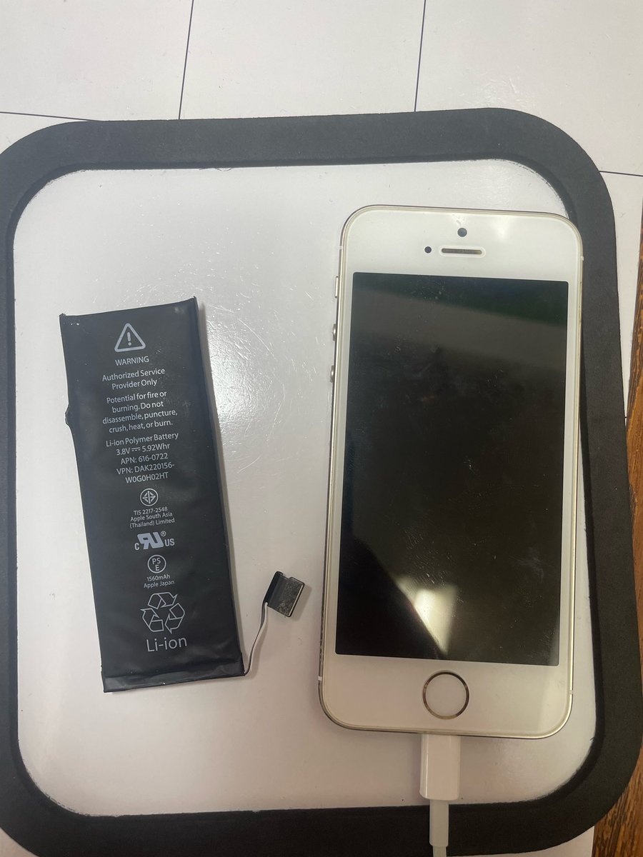 Ibring_X2's tweet photo. 📱【修理事例】
iPhone5sのバッテリー膨張⚡️
画面が浮き上がり危険な状態でしたが、バッテリー交換で無事復旧✨

バッテリー膨張は破損や発火のリスクもあるため、早めの交換が安心です🙌
即日修理・データそのまま📍アイブリング岸和田店

#iPhone修理 #バッテリー交換 #岸和田 https://t.co/Nr84ffWt2G