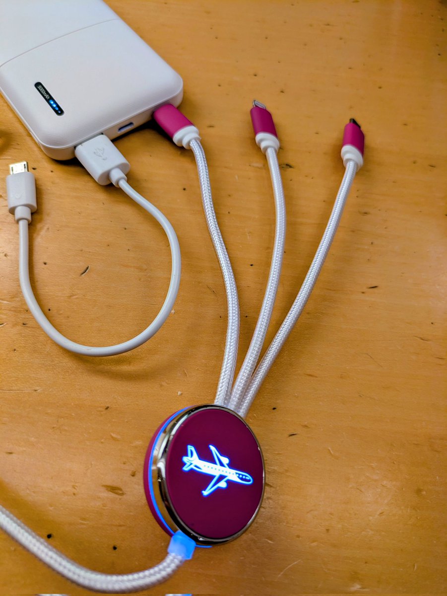 kazu0713b's tweet image. これイイ👍
しかも可愛い💜
旅行に持っていこう🌍️
充電すると飛行機が光ってる✈️☆
#Peach
#USBケーブル 
#旅行便利グッズ