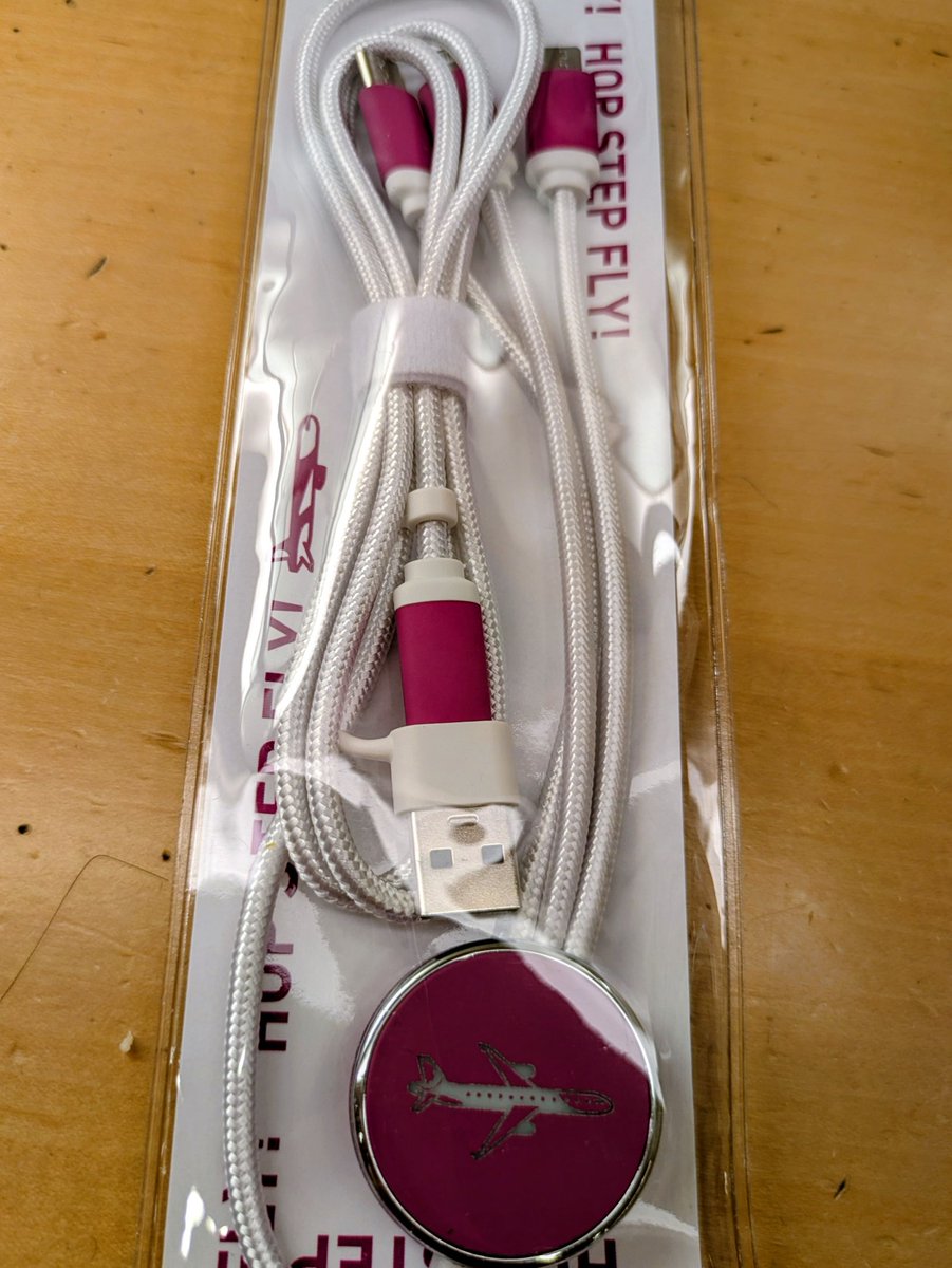 kazu0713b's tweet image. これイイ👍
しかも可愛い💜
旅行に持っていこう🌍️
充電すると飛行機が光ってる✈️☆
#Peach
#USBケーブル 
#旅行便利グッズ