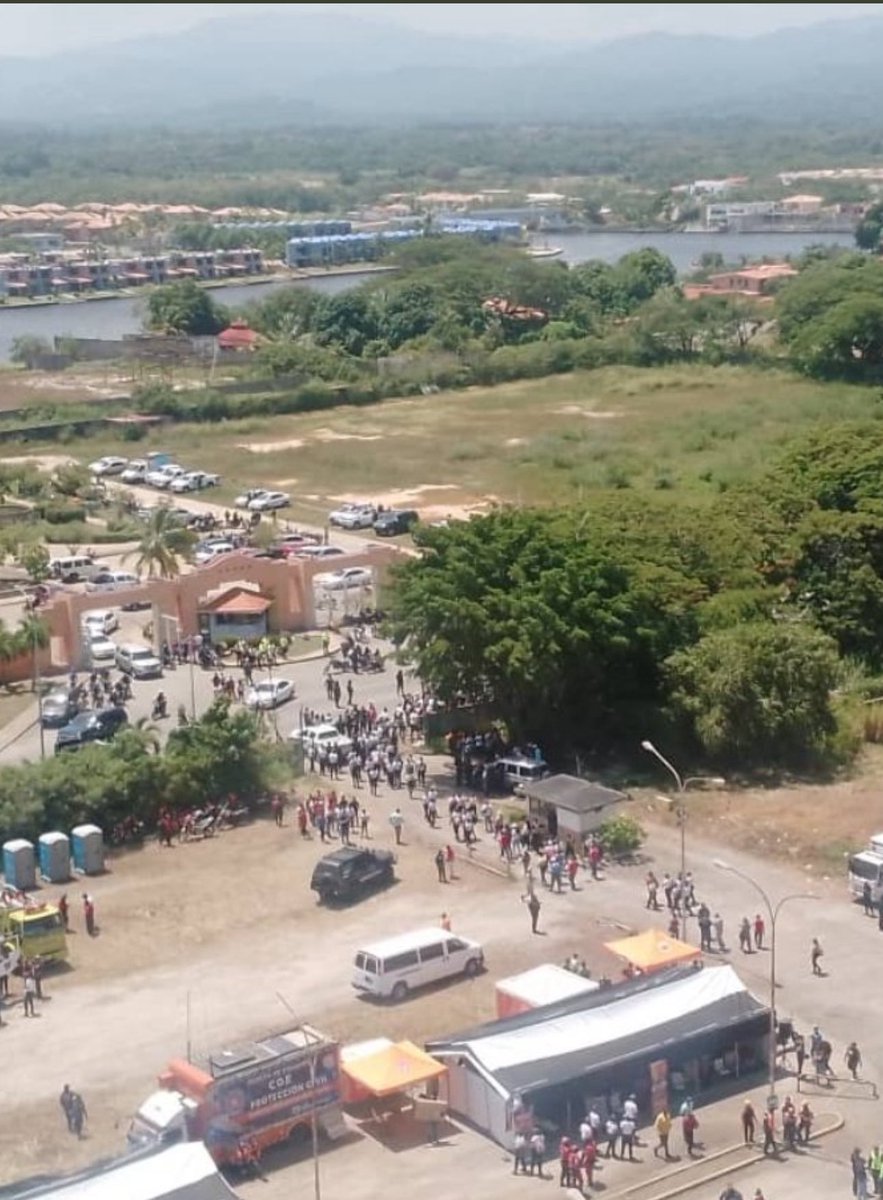📢 Denuncia ciudadana – Higuerote

Hoy (27 de septiembre de 2025), en Higuerote, se observa un despliegue armado en edificios residenciales.
Adjunto foto donde se ve personal uniformado y armado en los techos, además de múltiples vehículos en el estacionamiento.

➡️ La situación