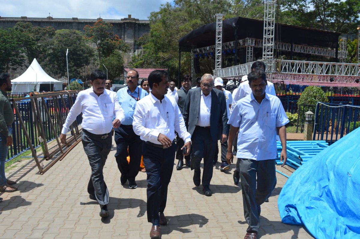 BangaloreCwc's tweet image. Shri V.L.Kantha Rao,Secretary,D/o WR,RD&amp;amp;GR,Ministry of Jal Shakti, visited the iconic KRS Dam &amp;amp; joined the Swachhotsav – Swachhata Hi Seva 2025 campaign on 25.09.2025.The event,held as part of the nationwide Shramdaan with the theme“Ek Din,Ek Ghanta,Ek Saath&quot;#SHS25 #Swachhotsav