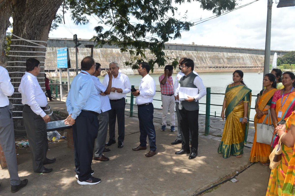 BangaloreCwc's tweet image. Shri V.L.Kantha Rao,Secretary,D/o WR,RD&amp;amp;GR,Ministry of Jal Shakti, visited the iconic KRS Dam &amp;amp; joined the Swachhotsav – Swachhata Hi Seva 2025 campaign on 25.09.2025.The event,held as part of the nationwide Shramdaan with the theme“Ek Din,Ek Ghanta,Ek Saath&quot;#SHS25 #Swachhotsav