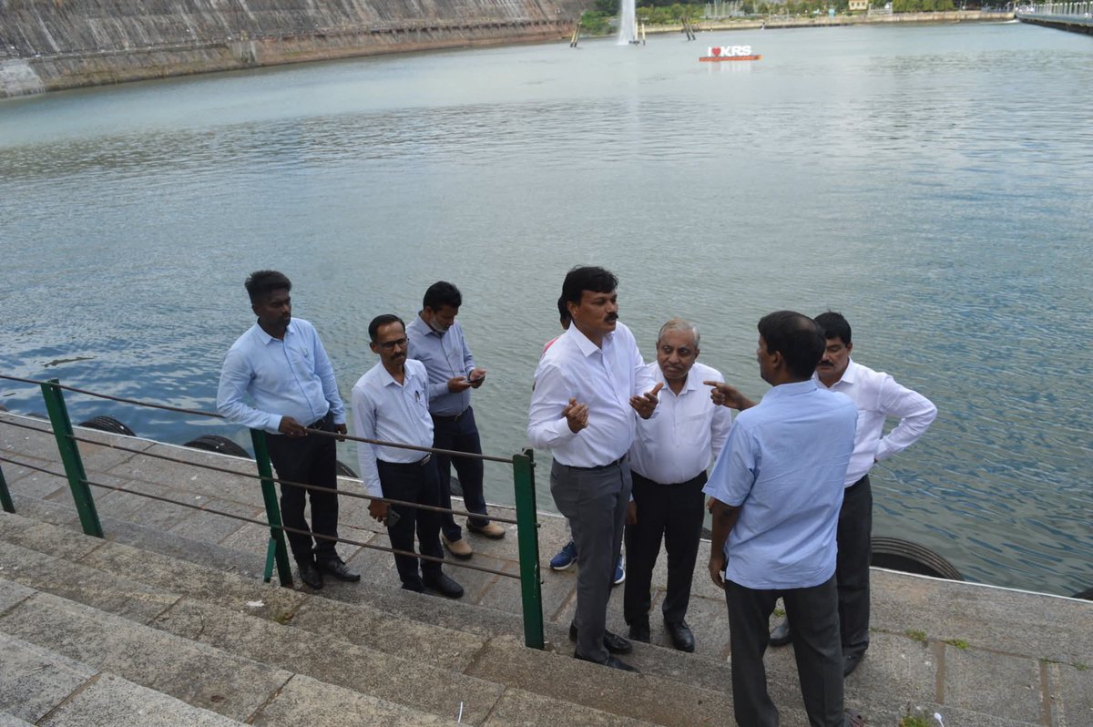 BangaloreCwc's tweet image. Shri V.L.Kantha Rao,Secretary,D/o WR,RD&amp;amp;GR,Ministry of Jal Shakti, visited the iconic KRS Dam &amp;amp; joined the Swachhotsav – Swachhata Hi Seva 2025 campaign on 25.09.2025.The event,held as part of the nationwide Shramdaan with the theme“Ek Din,Ek Ghanta,Ek Saath&quot;#SHS25 #Swachhotsav