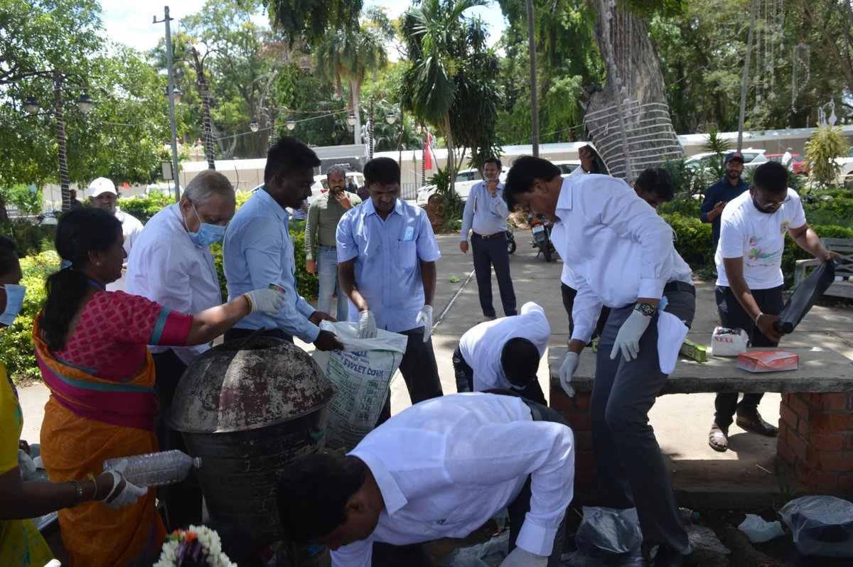 BangaloreCwc's tweet image. Shri V.L.Kantha Rao,Secretary,D/o WR,RD&amp;amp;GR,Ministry of Jal Shakti, visited the iconic KRS Dam &amp;amp; joined the Swachhotsav – Swachhata Hi Seva 2025 campaign on 25.09.2025.The event,held as part of the nationwide Shramdaan with the theme“Ek Din,Ek Ghanta,Ek Saath&quot;#SHS25 #Swachhotsav