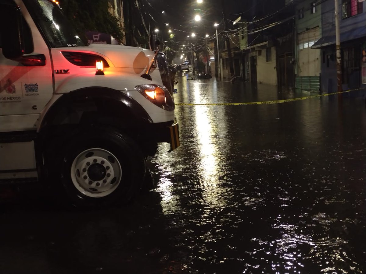 ClaraBrugadaM's tweet photo. Mantenemos el despliegue de vehículos hidroneumáticos en toda la ciudad.

Los equipos de emergencia concentran sus esfuerzos en las colonias Santa María Aztahuacán, Santa Martha Acatitla, UH Vicente Guerrero, UH Santa Cruz Meyehualco, UH Ermita Zaragoza y Ejército de Oriente de @Alc_Iztapalapa, donde se registran las mayores afectaciones. 

Seguimos informando.