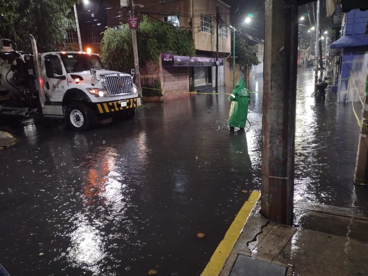 ClaraBrugadaM's tweet photo. Mantenemos el despliegue de vehículos hidroneumáticos en toda la ciudad.

Los equipos de emergencia concentran sus esfuerzos en las colonias Santa María Aztahuacán, Santa Martha Acatitla, UH Vicente Guerrero, UH Santa Cruz Meyehualco, UH Ermita Zaragoza y Ejército de Oriente de @Alc_Iztapalapa, donde se registran las mayores afectaciones. 

Seguimos informando.