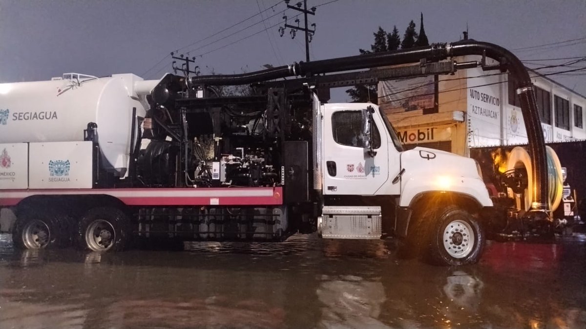 ClaraBrugadaM's tweet photo. Mantenemos el despliegue de vehículos hidroneumáticos en toda la ciudad.

Los equipos de emergencia concentran sus esfuerzos en las colonias Santa María Aztahuacán, Santa Martha Acatitla, UH Vicente Guerrero, UH Santa Cruz Meyehualco, UH Ermita Zaragoza y Ejército de Oriente de @Alc_Iztapalapa, donde se registran las mayores afectaciones. 

Seguimos informando.