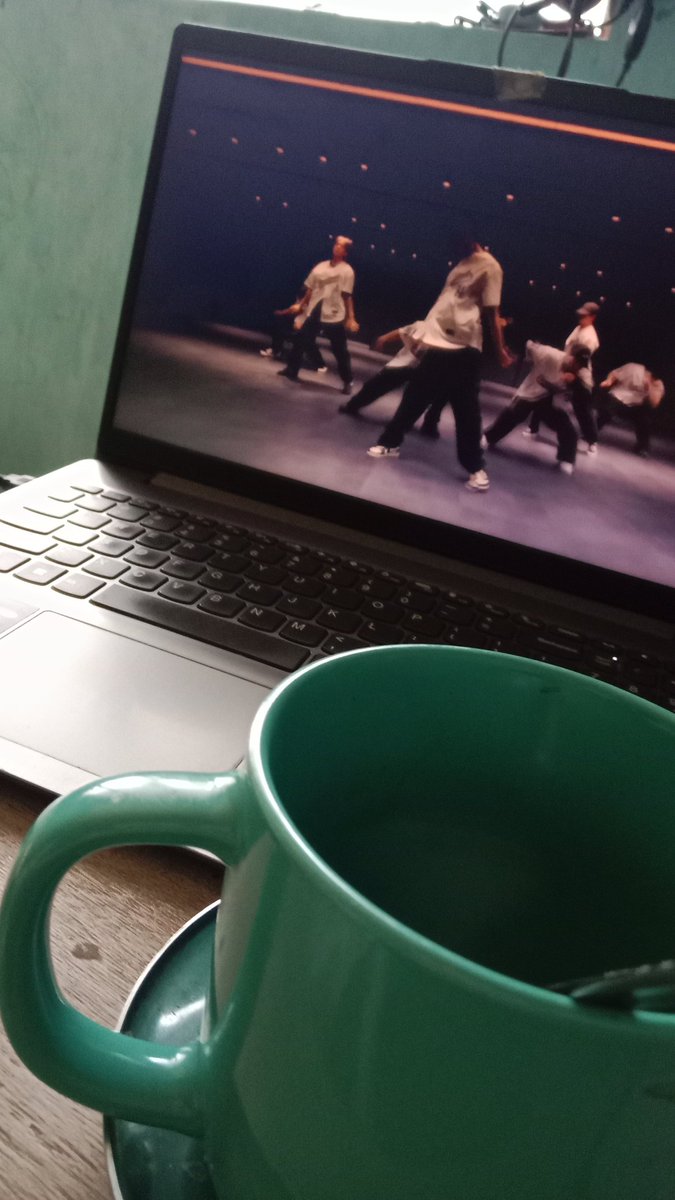 msquared_oh's tweet photo. And I find myself in another slow sunday, and once again, @weareoneEXO is here to fill my empty cup 
#EXOlove #exo_is_back #SundayChill #EXOmusic https://t.co/IPah5vF8wl