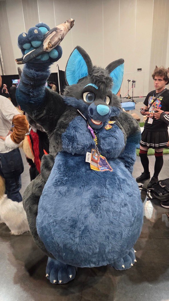 Nommin on pizza really does affect ur figure doesn’t it~

Me at #AFC2025 holding <a href="/carboor_cat/">Cardboard Cat 🔜 MFF, PDFC</a> ‘s child. And no I DID NOT EAT THEIR CHILD! Very tempting tho~ (it was awesome meeting ya and hanging out! :3)

🐺🪡: <a href="/lemonbrat/">Lemonbrat@BLFC! 🌈🍋💛</a> &lt;3

#FursuitFriday #FatFur #FatFurry #Fursuit #Fursuiter