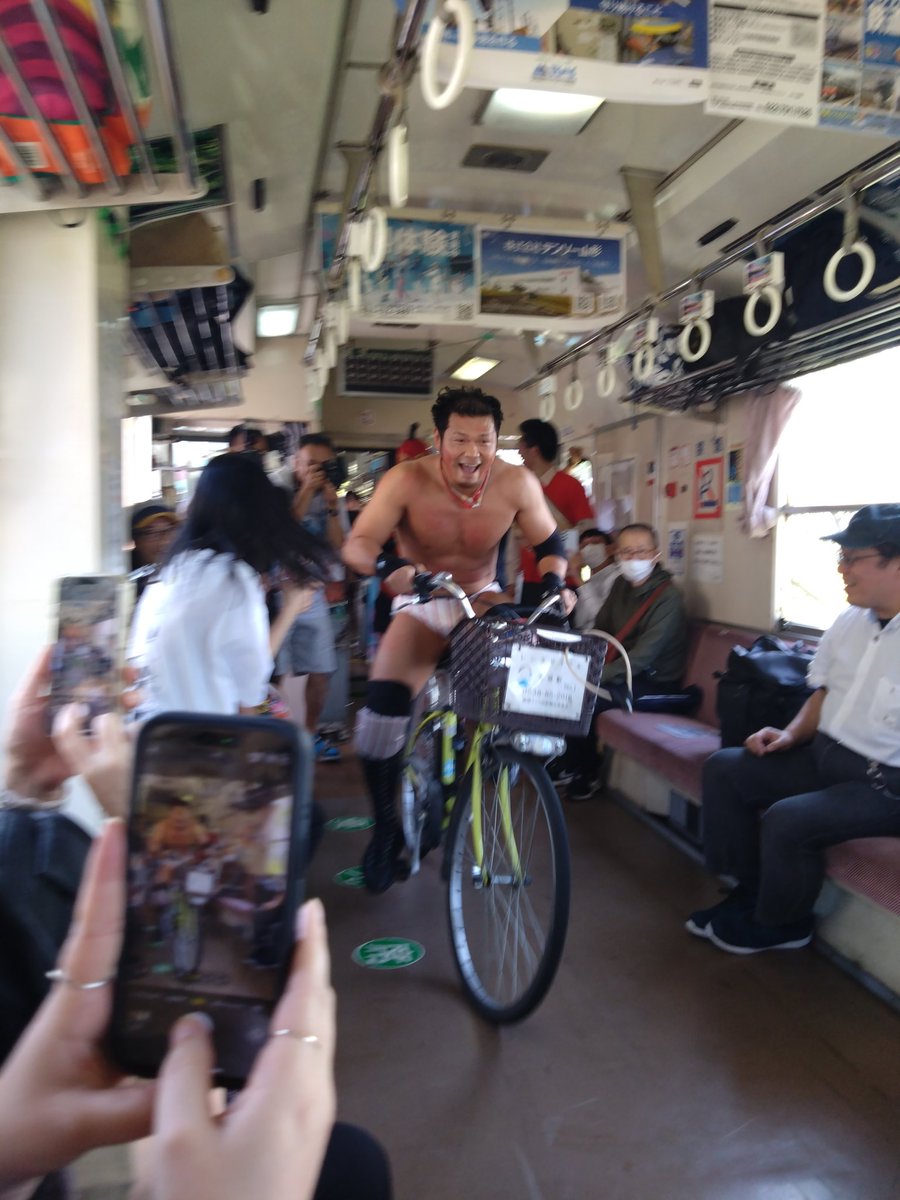 デカ tweet media