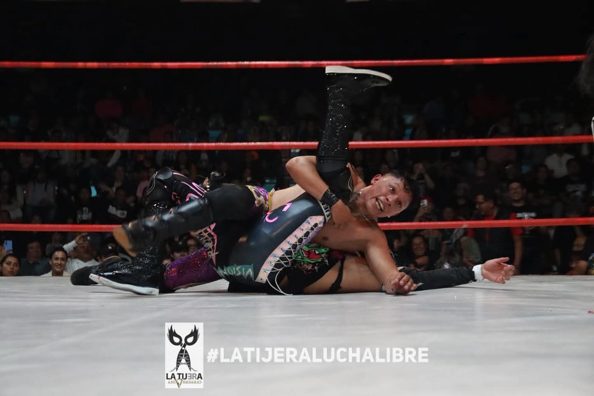 LaTijeraLucha's tweet image. Gran y tercera lucha en relevos australianos a una caída, llena de emociones y de alto riesgo, donde la tercia de #Chicanito, #ToritoNegro y #SuperBoy vencen con un cierre espectacular a #Skayler, #Visionario y #MiniVikingo, en lucha premiada con monedas por la afición...