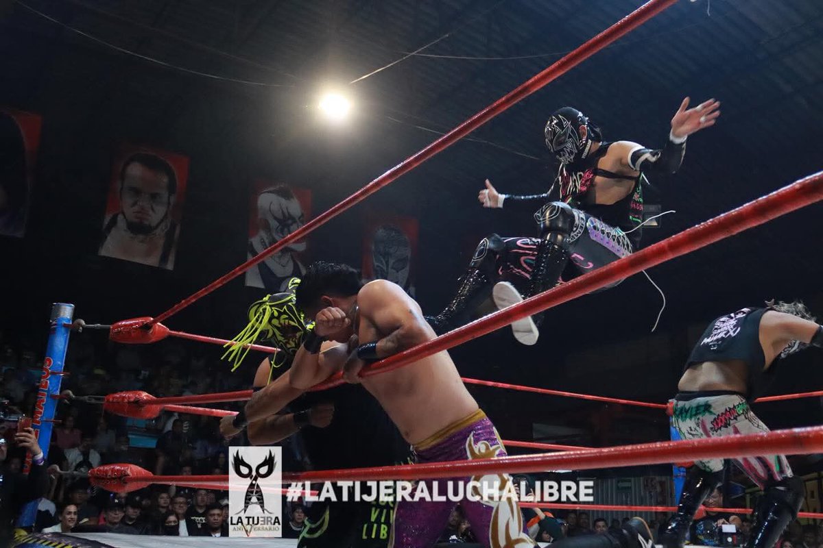 LaTijeraLucha's tweet image. Gran y tercera lucha en relevos australianos a una caída, llena de emociones y de alto riesgo, donde la tercia de #Chicanito, #ToritoNegro y #SuperBoy vencen con un cierre espectacular a #Skayler, #Visionario y #MiniVikingo, en lucha premiada con monedas por la afición...