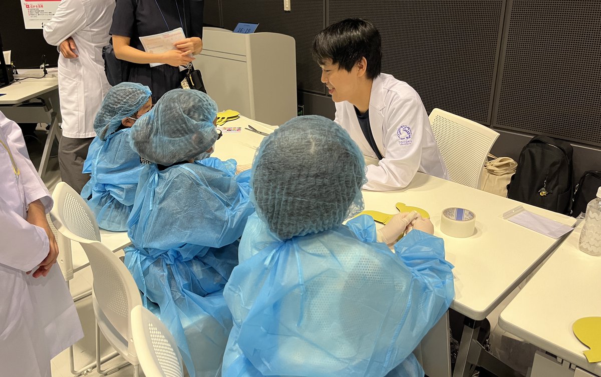 jss1896's tweet photo. たくさんの参加者に #オペスル2025 を楽しんでいただいています！
糸結び、縫合、電気メス、自動縫合機などの実技を楽しむ子供たちを医師＆医学生たちでサポートしています！
#オペスル2025 https://t.co/YePArd3PSH