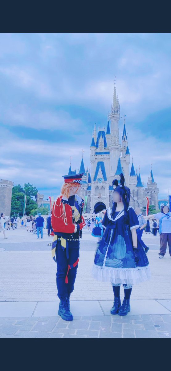 お友達と昨日🏰の方にいました！
写真も動画も沢山撮れたしパレードも見れてめっちゃ楽しかったー！
  #Dハロ仮装2025  #Dハロ仮装ツイステ  #Dハロ仮装者さんと繋がりたい